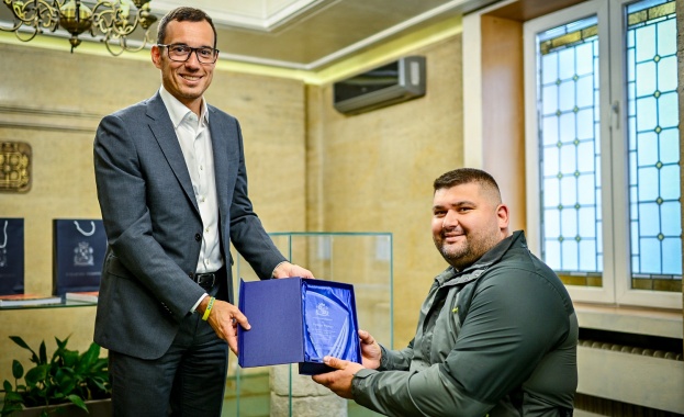 Васил Терзиев  отличи световния шампион Ружди Ружди