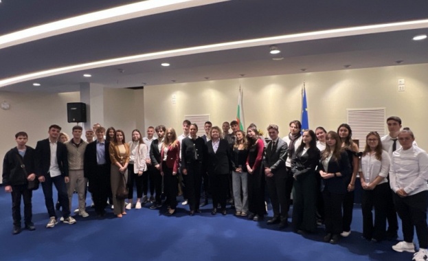 Председателят на НС Наталия Киселова разговаря с  ученици от училища от столичния район „Изгрев“   