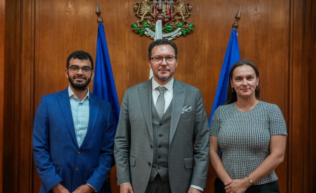 Министър Митов обсъди с представители на „Мета“ мерки за по-голяма онлайн сигурност