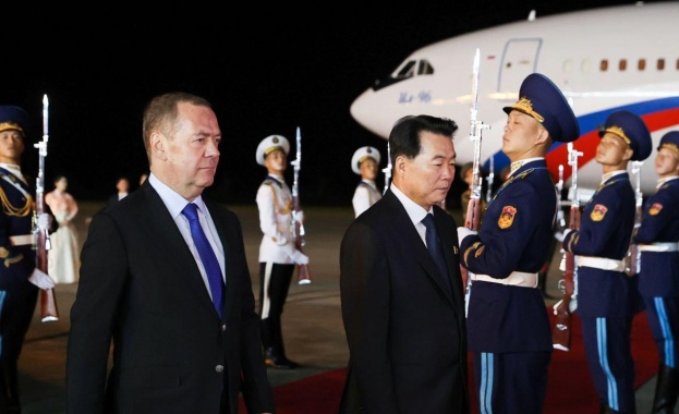 Дмитрий Медведев е на посещение в Северна Корея