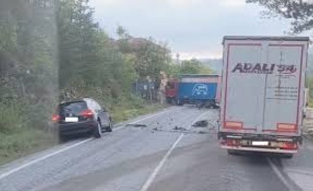 Катастрофа между ТИР и кола в Прохода на Републиката, движението е затруднено