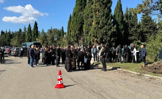 Погребват граничния полицай, загинал при потопа в Елените