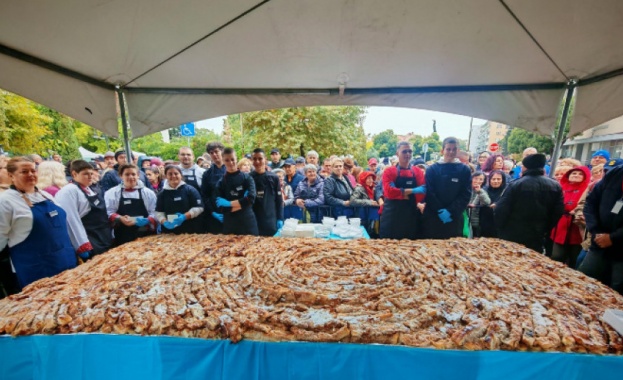 С тиквеник, дълъг 360 м, почерпиха на Празника на тиквата в Севлиево