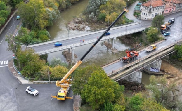 С тежка техника във Велико Търново почистват коритото на р. Янтра