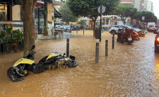 Испания под вода: Армията се включи в спасителните операции след проливните дъждове