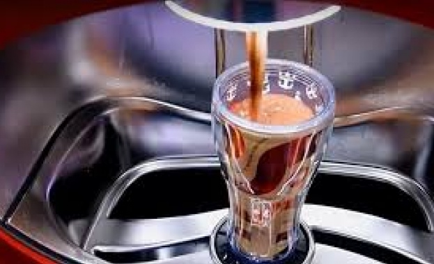 Великобритания забранява бездънните чаши с безалкохолни