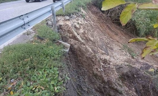 Остава затворен пътят Русе - Бяла заради свлачище, започва спешен ремонт