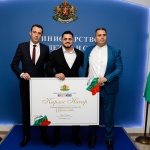 Министър Иван Пешев награди с парична премия световния шампион в щангите Карлос Насар