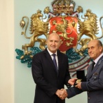 Президентът Радев награди трима офицери от ВВС с почетния знак на президента