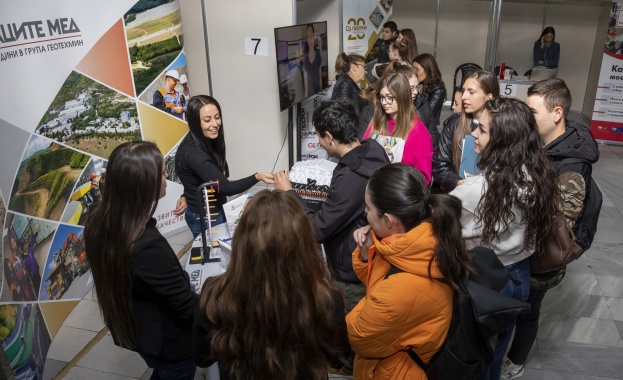 Елаците-Мед и Геострой привлякоха стотици студенти на кариерно изложение