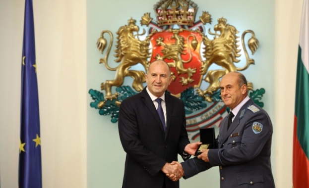 Румен Радев награди трима офицери от Военновъздушните сили с почетния