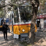 Два трамвая се сблъскаха в София и излязоха от релсите, пострадала е една жена