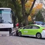 Тежка катастрофа между автобус и такси в Пловдив