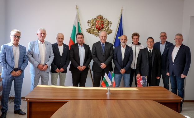 Заместник министърът на младежта и спорта Димитър Георгиев приветства представителите на