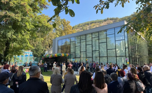 Министърът на образованието и науката Красимир Вълчев откри нов младежки