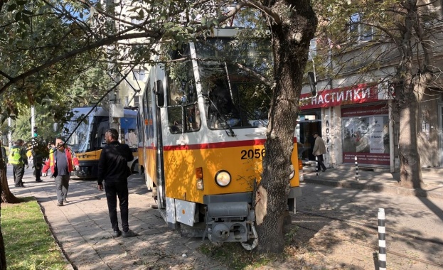 Два трамвая се удариха на кръстовището на бул Христо Ботев