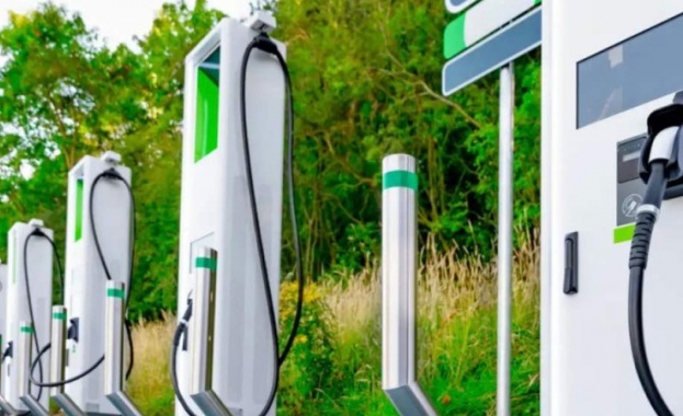 Докато много обществени станции за зареждане на електромобили могат директно