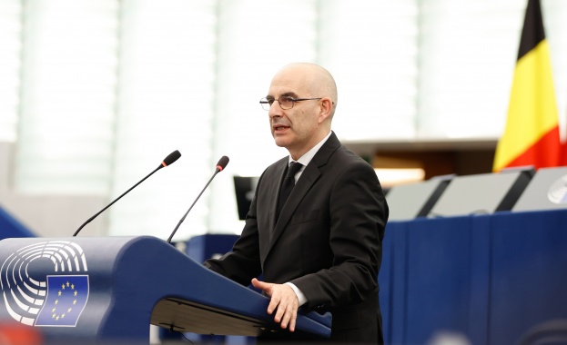 Традиционните радио и телевизионни канали отдавна са овладени от глобалистките