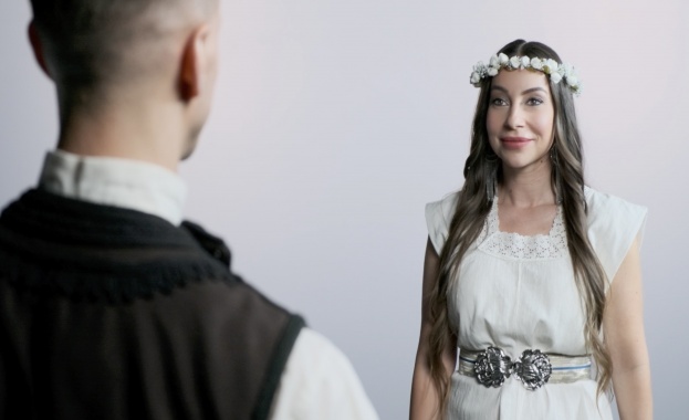 Изпълнителката превръща сватбения си миг в музикален жест към фолклора Пустоно