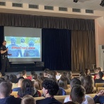 „Не сте сами“ на Агенция „Митници“ и НАП даде старт на новата учебна година с лекция пред 200 ученици в Банкя