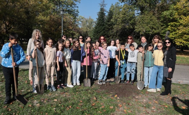 Четвъртокласници от столичното 144 СУ Народни будители заедно с д р