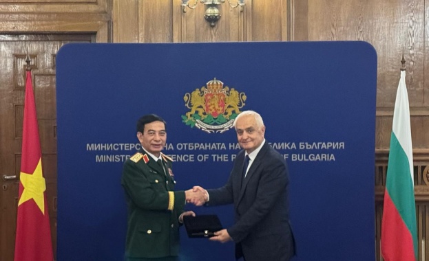 Министърът на отбраната Атанас Запрянов и генерал Фан Ван Джианг