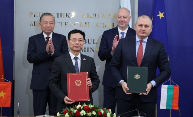 Министърът на електронното управление Валентин Мундров и министърът на науката