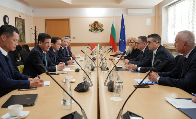 Министър Дилов разговаря с виетнамския министър на промишлеността и търговията за активизиране на двустранните икономически отношения