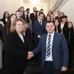 Наталия Киселова посрещна в пленарната зала на парламента участниците в инициативата „Мениджър за един ден“