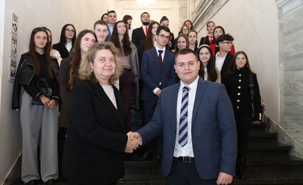 Наталия Киселова посрещна в пленарната зала на парламента участниците в инициативата „Мениджър за един ден“