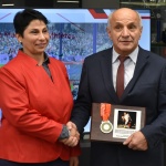 Стела Енева дари на НСА първия си параолимпийски медал, спечелен в Пекин през 2008 г.