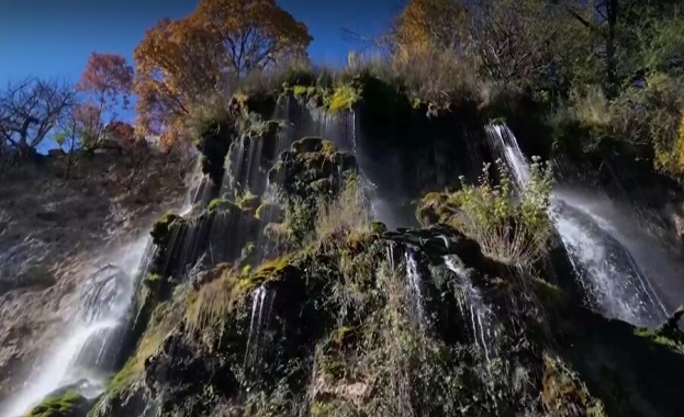 Есенната прелест на водопада Полска Скакавица
