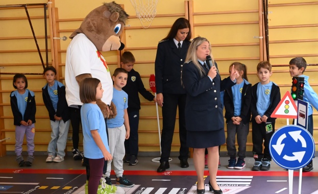 Над 10 000 ученици от първи до трети клас преминаха