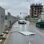 Предпазни огради от изкопа за метрото се откъснаха и удариха движеща се кола в София. Какви са щетите за потърпевшия шофьор?