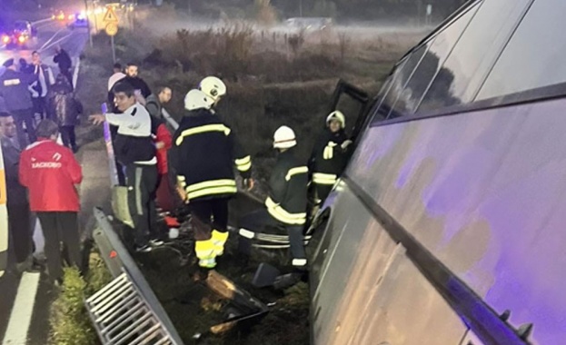 Автобус превозващ 14 работници на мини Марица Изток надвисна над