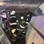 Автобус с 14 работници надвисна над дере след катастрофа, няма пострадали