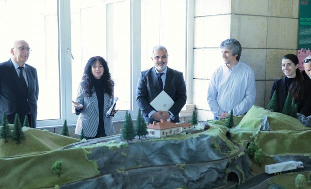 Заместник министърът на транспорта и съобщенията Любен Нанов откри изложба и