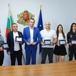 Министър Иван Пешев награди световните шампиони по канадска борба