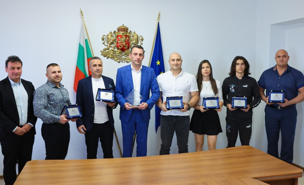 Министърът на младежта и спорта Иван Пешев връчи почетни плакети