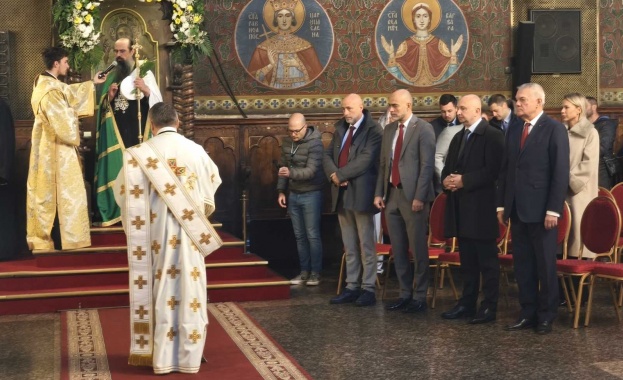 Румен Петков и посланикът на Сърбия присъстваха на архиерейската литургия с преобличане мощите на св. крал Стефан Милутин