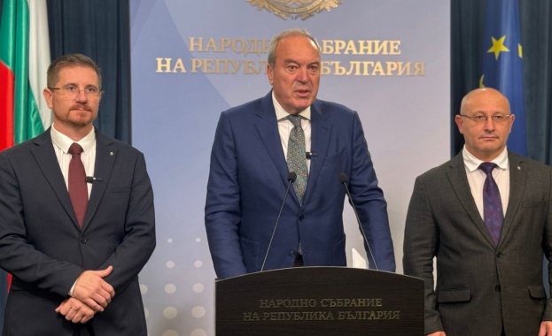 „Възраждане” покани на дебат частните пенсионни фондове по темата за закриването им