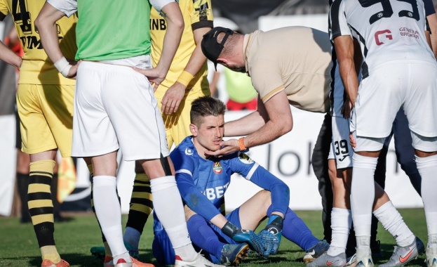 Прекратиха мача между Локомотив Пловдив и Ботев Пловдив заради грозен инцидент