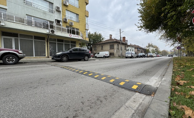 На улица Търговска в Ямбол в участъка между кръстовището при