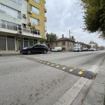 Изкуствена неравност е поставена на ул. „Търговска“ в Ямбол след подписка на живущите и решение на Комисията по безопасност на движението