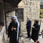 Румен Петков отдаде почит на патриарх Максим в Троянския манастир