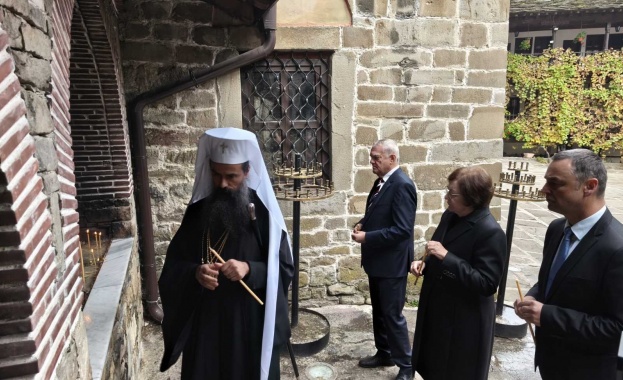 Румен Петков отдаде почит на патриарх Максим в Троянския манастир