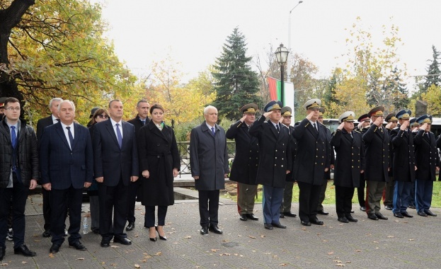 С военна церемония днес 7 ноември в мавзолея на княз