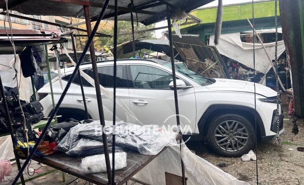 Зад волана била 73 годишна жена
Автомобил се вряза в кооперативния пазар