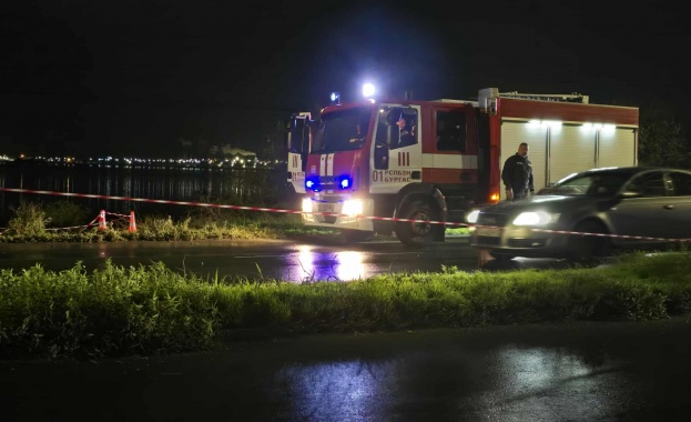 На място са изпратени екипи на полицията пожарната и спешна