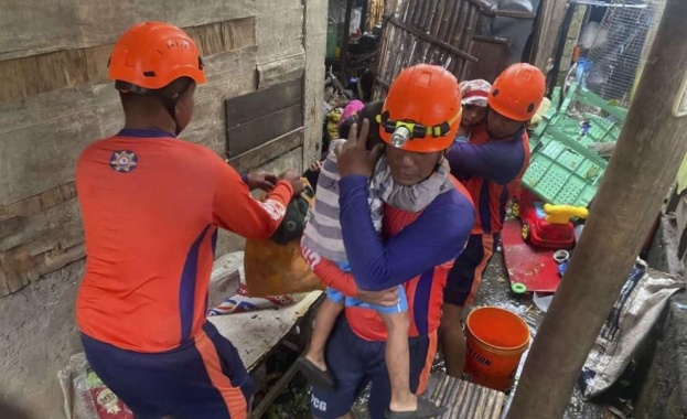 Най малко двама души загинаха след като супертайфунът Фунуон връхлетя източната